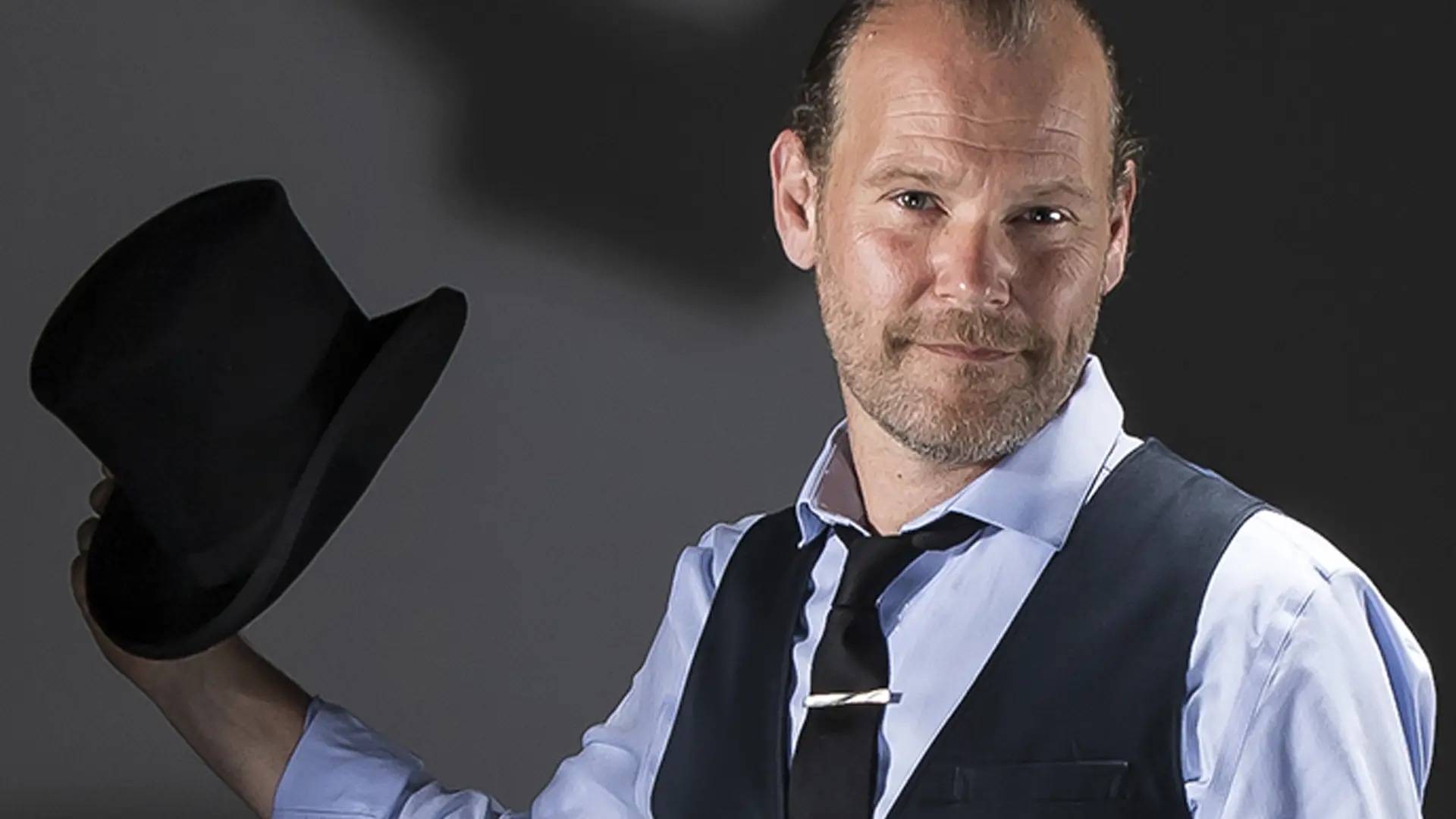 Anthony James, magicien et mentaliste à Lyon, en performance