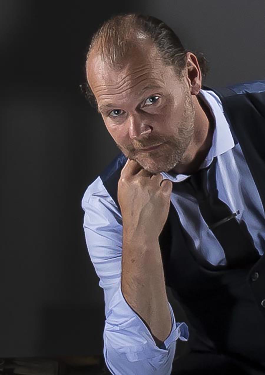 Portrait d'Anthony James, magicien, illusionniste et mentaliste à Lyon