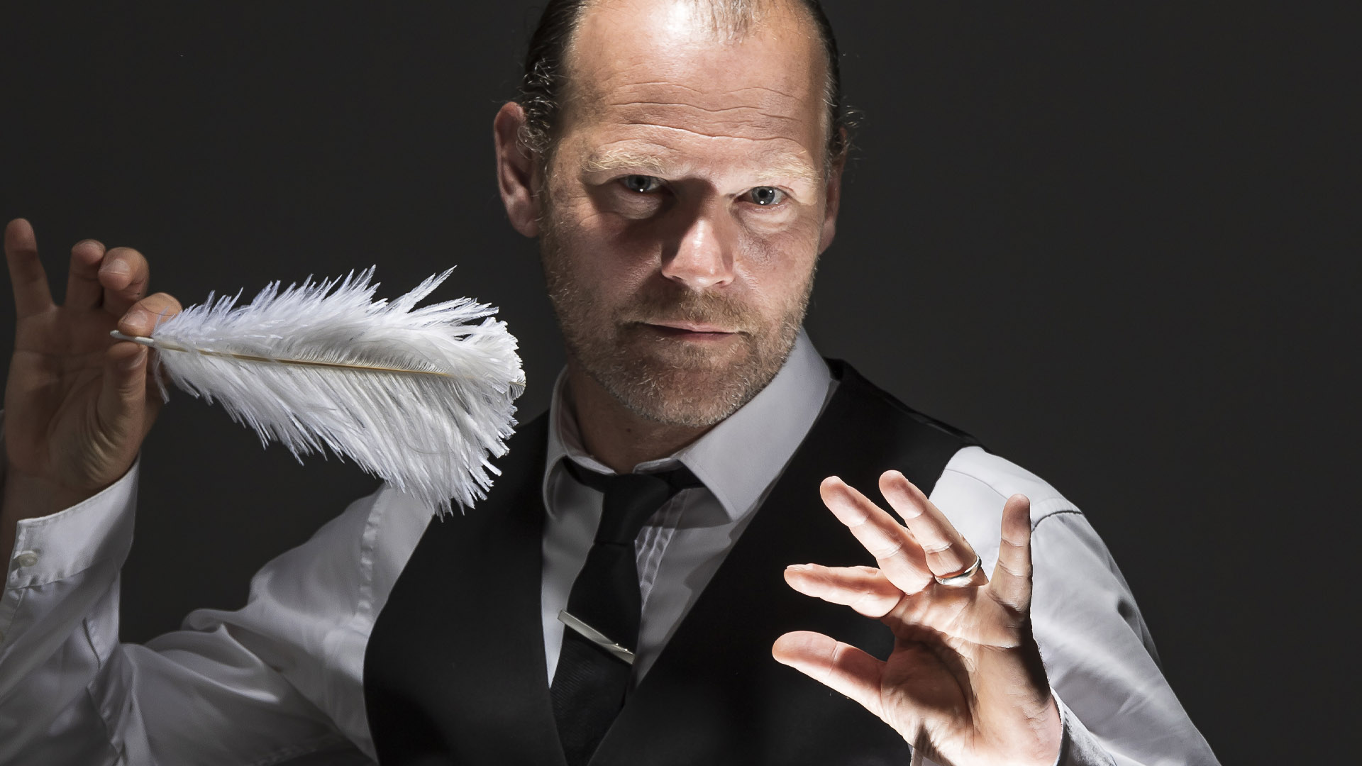 Anthony James, magicien mentaliste à Lyon, réalisant une expérience interactive de lecture de pensée face au public lors d'un spectacle.