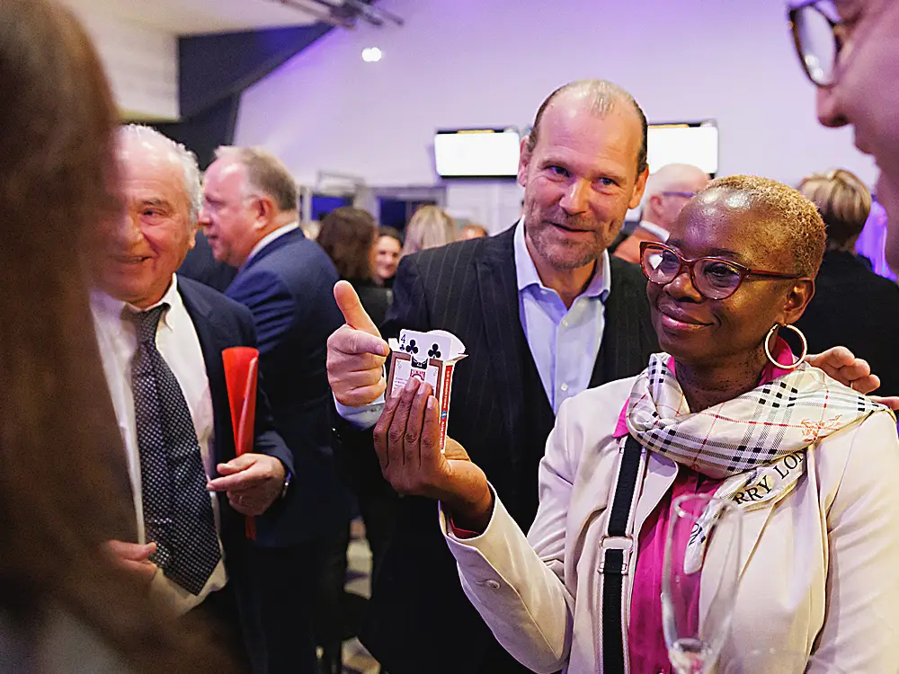 Magie de proximité avec un jeu de cartes entre les mains des invités