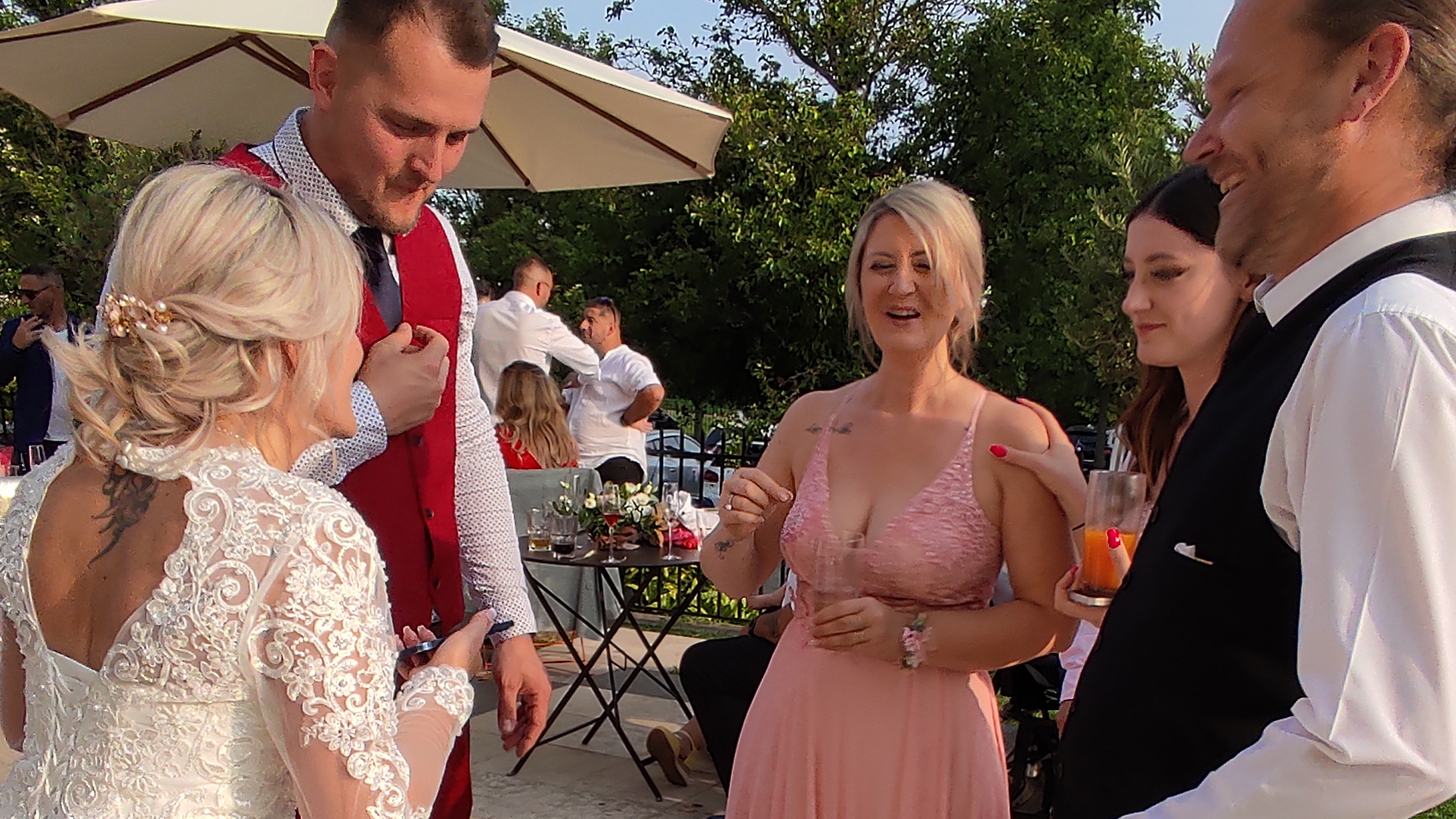 Anthony James en magie de mariage, partageant un moment complice avec les mariés