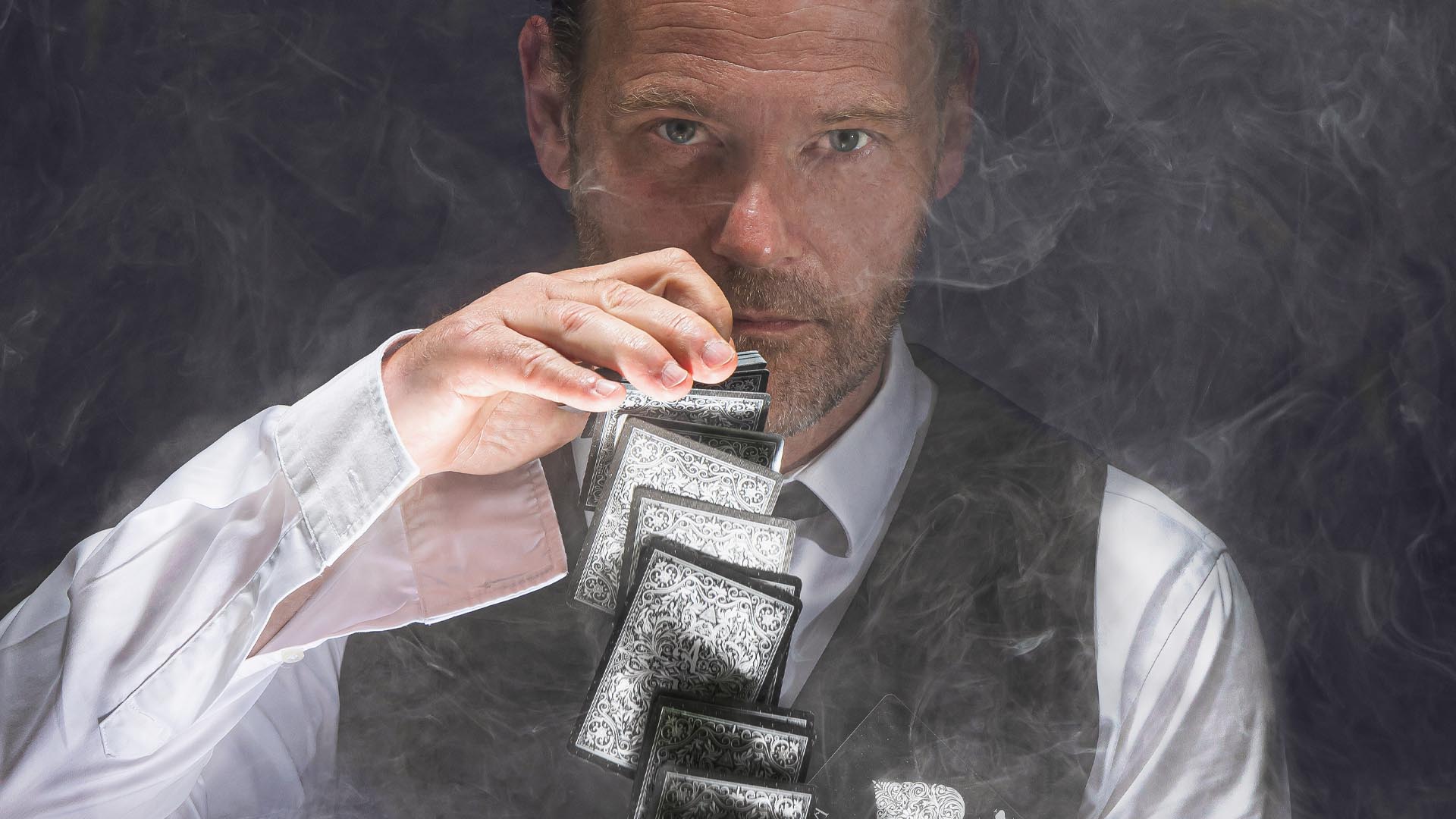 Anthony James, magicien mentaliste, en animation close-up lors d'une soirée d'entreprise à Roanne