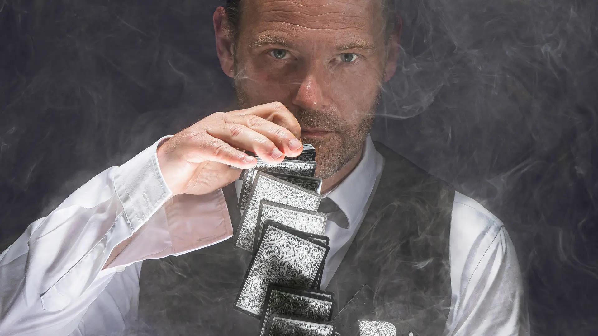 Anthony James, magicien mentaliste, en animation close-up lors d'un événement à Valence
