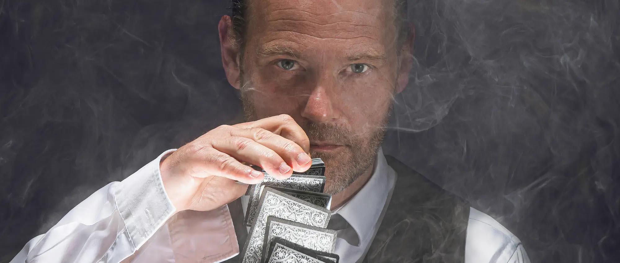 Anthony James en close-up au milieu des invités lors d'une soirée à Valence