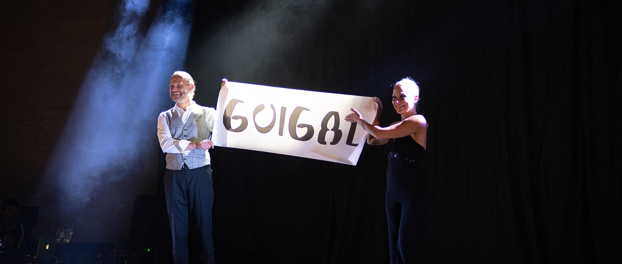 Anthony James, magicien mentaliste à Paris, réalisant une révélation interactive sur scène lors d'un spectacle de mentalisme pour un événement d'entreprise.